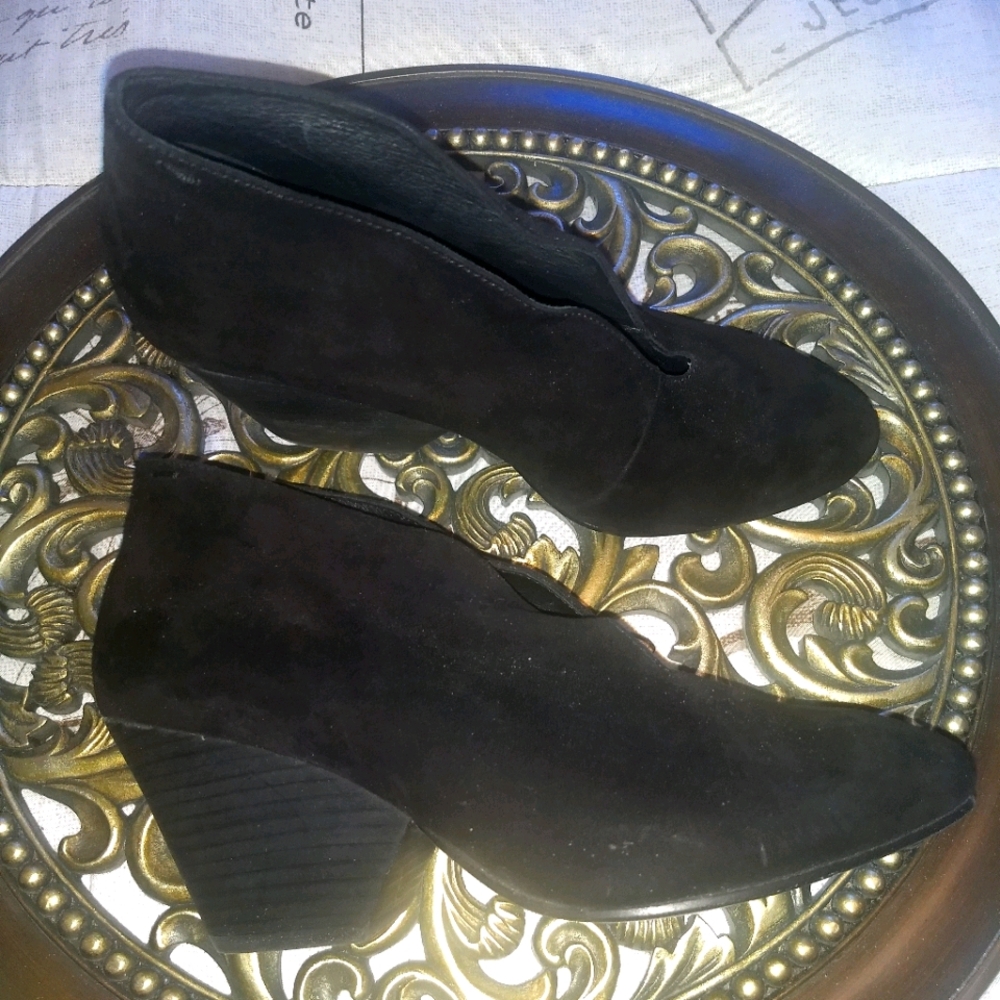 Eileen Fisher Black Suede booties